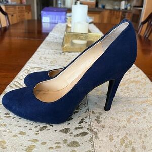 Gorgeous navy Jessica Simpson size 8 pumps. Gently used